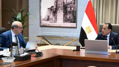 وزير الطيران لـ"مدبولي": تفعيل منظومة API يلغي البطاقات الورقية ويقلص زمن الإجراءات 
