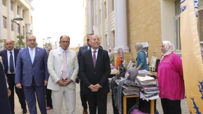 محافظ القاهرة ورئيس جامعة العاصمة يفتتحان معرض الحرف التراثية بالجامعة الأهلية
