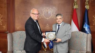 الفريق أسامة ربيع يلتقي سفير السويد في مصر لبحث سبل التعاون المشترك