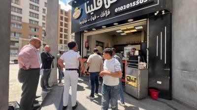 جهاز العاصمة الجديدة يغلق محلا مخالفا بعد شكاوى السكان