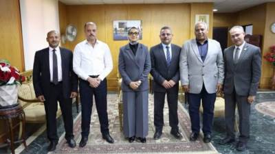 محافظ الوادي الجديد تناقش مع وفد "تربل إم" التوسع في الغابات الشجرية بالفرافرة