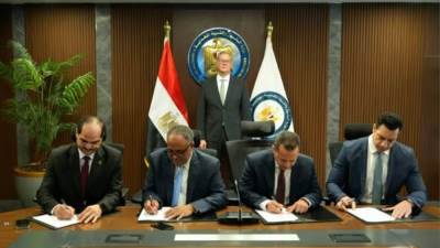 المهندس كريم بدوي يشهد توقيع مذكرة اتفاق مع بي بي وهاربور إنرجي