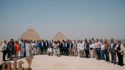 وزير السياحة يناقش مع أعضاء المجلس العالمي للسياحة تطوير منطقة الأهرامات 
