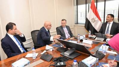 وزير الصناعة يبحث مع وفد بنك أبوظبي الأول- مصر تمويل المشروعات الصناعية