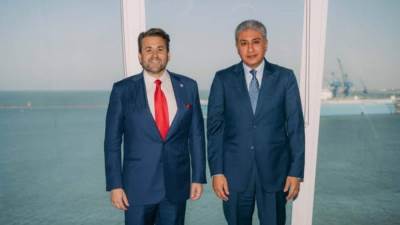  وزير السياحة يلتقي بالمبعوث الخاص للرئيس الأمريكي للسياحة لبحث التعاون السياحي