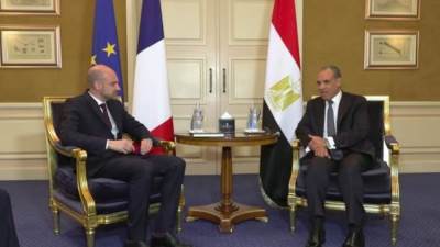 وزير الخارجية ونظيره الفرنسي يبحثان العلاقات الثنائية ومستجدات الأوضاع الإقليمية