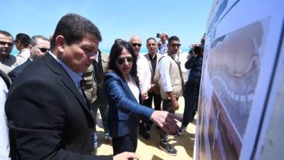 وزيرة الإسكان تتفقد بوغاز منطقة 24 والممشى السياحي بمارينا
