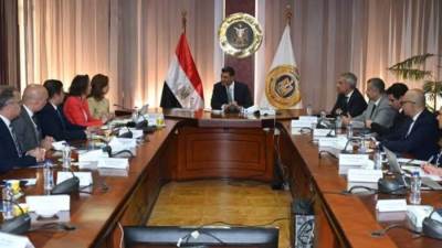 وزير الصناعة يبحث مع "غوروك" إقامة مصنع زجاج لتوفر 1000 فرصة عمل