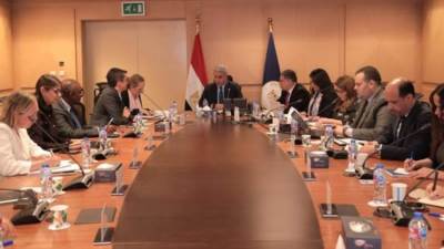 وزير السياحة يلتقي وفد البنك الدولي لبحث تعزيز التعاون في قطاع السياحة
