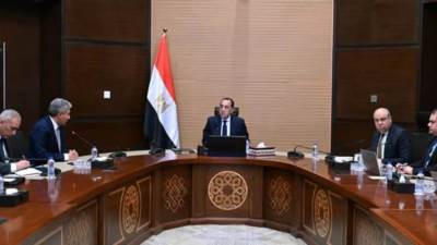 رئيس الوزراء يناقش تحديات ارتفاع أسعار الطاقة وتأثيراتها على حركة السياحة والطيران