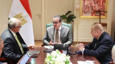 وزير الصحة يبحث مع رئيس غرفة صناعة الدواء تعزيز توطين صناعة الدواء ودعم الاكتفاء الذاتي