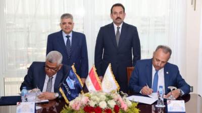 "هيئة قناة السويس" و"جهاز مستقبل مصر" يوقعان بروتوكولاً لتطوير وتطهير البحيرات المصرية
