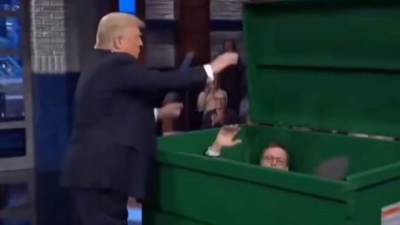 شاهد.. ترامب يقتحم استوديو أخبار ويرمي المذيع في سلة المهملات