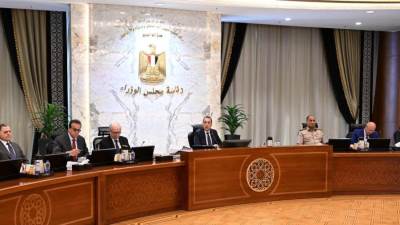 "الحكومة" تناقش تداعيات الأزمات الإقليمية على الاقتصاد وسلاسل الإمداد