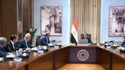 خطة حكومية لدعم قطاعي السياحة والطيران 