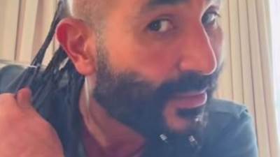 في بث مباشر.. المطرب أحمد سعد يعلن توبته ويقص شعره وذقنه 