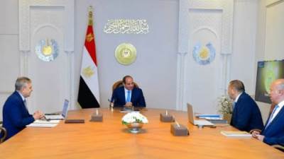 "السيسي" يوجه بتوطين صناعة الوحدات البحرية في قناة السويس والموانئ