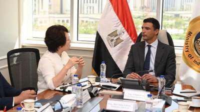 الصناعة تبحث مع "تشانغهونغ" خطة تجهيز مجمع صناعي متكامل لصناعة السيارات