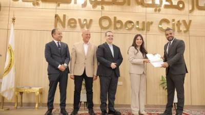 وزيرة الإسكان تُكرم رئيس جهاز العبور الجديدة على مجهوده في ملفات «توفيق الأوضاع»
