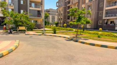 وزيرة الإسكان تتابع موقف تنفيذ المشروعات بالعاشر من رمضان وحدائق العاشر