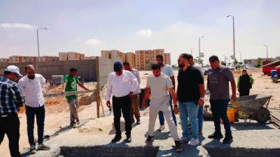 المهندس ياسرعبد الحليم يتفقد مشروع خط الصرف الصحي بحدائق أكتوبر 