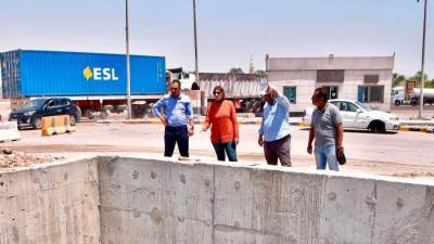 المهندسة أسماء مخلوف تتفقد أعمال تطهير مخرات السيول بالسويس الجديدة