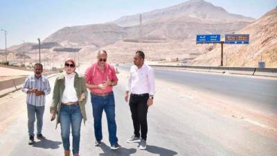 المهندسة أسماء مخلوف تتابع أعمال صيانة خط مياه القرى السياحية بالسويس الجديدة