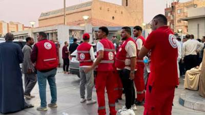فرق الهلال الأحمر المصري تواصل تقديم الدعم النفسي والمساندة لأسر حادث الإسماعيلية