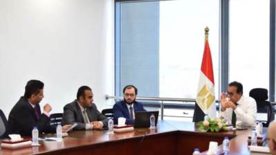 وزير الصحة يبحث مقترح شراكة لإدارة وتشغيل مركز المعايرة والاختبار بمعهد ناصر