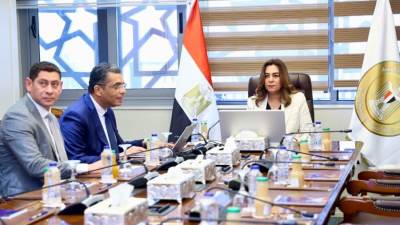 وزيرة التنمية المحلية تتابع مع محافظ البحر الأحمر منظومة المخلفات الصلبة