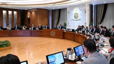 رئيس الوزراء يناقش خطط تطوير منظومة المياه 
