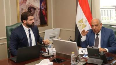 «الكهرباء» تبحث مع «هيكا داتا» وتحالفاً أمريكياً إقامة مشروع مراكز البيانات 