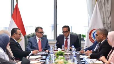 وزيرا الصحة والتخطيط يناقشان مشروعات القطاع الصحي بخطة التنمية الاقتصادية 