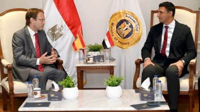 مصر تستعين بالتكنولوجيا الإسبانية لتطوير صناعة الغزل والنسيج والسيارات