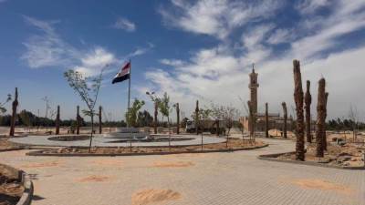 استمرار أعمال التطوير والتوسعة للطرق والمحاور الرئيسية بمدينة أسيوط الجديدة