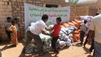 وزير الزراعة يوجه بإرسال قوافل غذائية لـ 4 قرى بأسوان