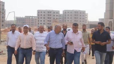  المهندس محمد متولي يتفقد مشروع الإسكان الأخضر رئيس بحدائق العاشر