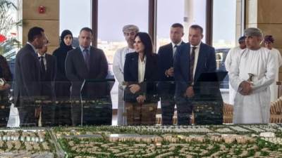 المهندسة رانده المنشاوي ونظيرها العُماني يتفقدان مركز التجربة بمدينة السلطان هيثم