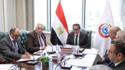 وزير الصحة يناقش خطة استثمار أموال صندوق  مخاطر المهن الطبية