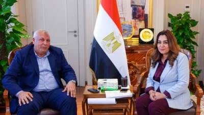  د. منال عوض تتابع مع محافظ مطروح المشروعات الاستثمارية وملفات التصالح والتقنين