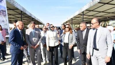 وزيرة التنمية المحلية ومحافظ الوادى الجديد تتفقدان أعمال تطوير موقف الخارجة