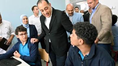 رئيس الوزراء يجري حوارًا مع طلاب مدارس "STEM".. ويتفقد غرف الإقامة