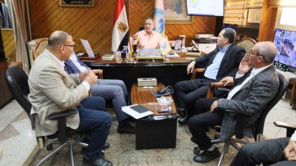 معاون وزير الإسكان ورئيس شركة مياه الغربية يبحثان تسريع وتيرة المشروعات الخدمية