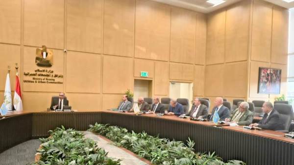 نائب وزير الإسكان يبحث تفعيل الشراء الموحد وترشيد الإنفاق بمشروعات مرافق المياه