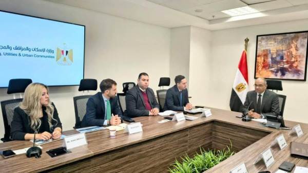 الإسكان يبحث مع تحالف شركتي «إيميا باور» الإماراتية و «كوكس واتر » الإسبانية فرص تحلية مياه البحر