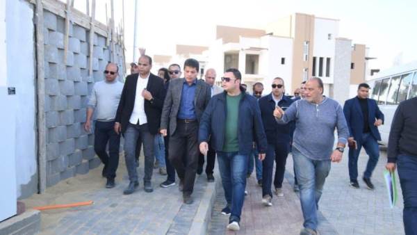 وزير الإسكان يتفقد الشاليهات والفيلات بمشروع "مارينا ٨" وتطوير مدخل مارينا 5