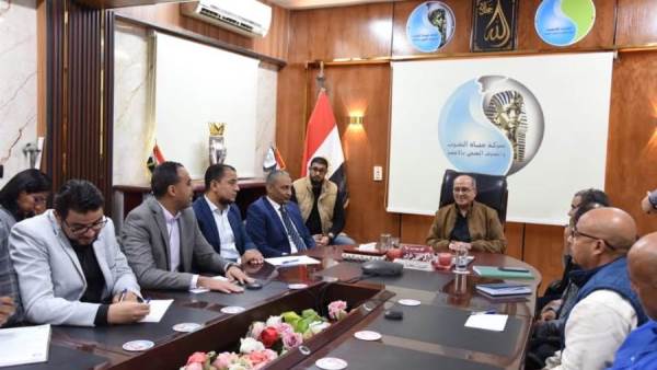 رئيس القابضة لمياه الشرب يتفقد مشروعات «حياة كريمة» بإسنا 