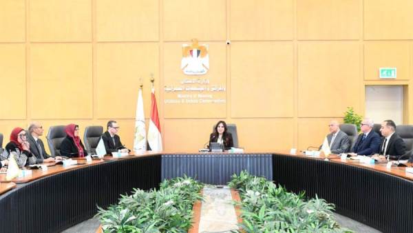 وزيرة الإسكان توجه قيادات الوزارة بتيسير إجراءات التصالح والتقنين أمام المواطنين الجادين