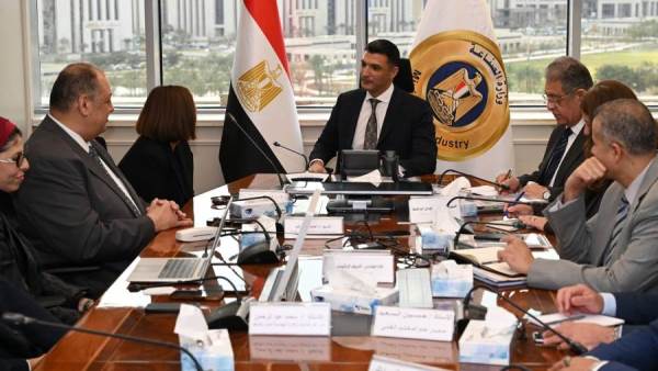 وزير الصناعة يبحث مع "جنرال موتورز" خطط التوسع في صناعة السيارات بمصر