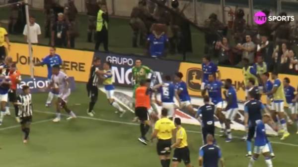 كروزيرو ضد أتلتيكو مينيرو.. 23 بطاقة حمراء في مباراة بالدوري البرازيلي